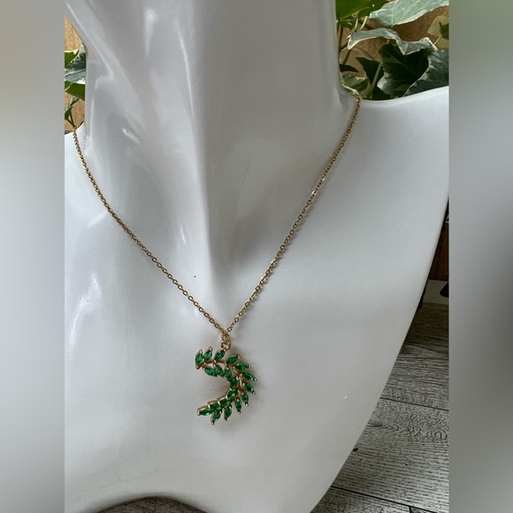 Elegant Cubic Zirconia Leaf Pendant Necklace - Classic Stylish  Leaf Necklace - Picture 4 of 10